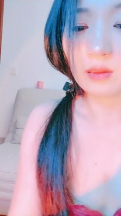 露脸轻熟女先道具插穴手撸假阳具，黄瓜自慰插穴，白浆好多骚的很 截图6