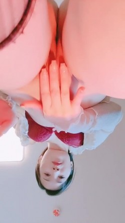露脸轻熟女先道具插穴手撸假阳具，黄瓜自慰插穴，白浆好多骚的很 截图7