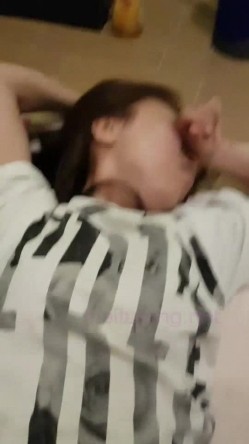 《台湾情侣泄密》已经是宝妈的护理师和相好的偷情 被老公发现愤而曝光她的真面目 截图16