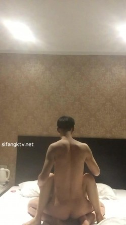 百度云泄密破解 军哥与老婆小三大尺度视图流出貌似还搞过不少其她少妇 截图4