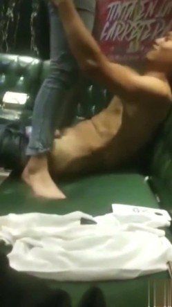 这才是同学聚会该有的样子 裤子脱了搞一下 应该没有摄像头 我从来没有看过这样搞的 另两个妹子不淡定了 截图13