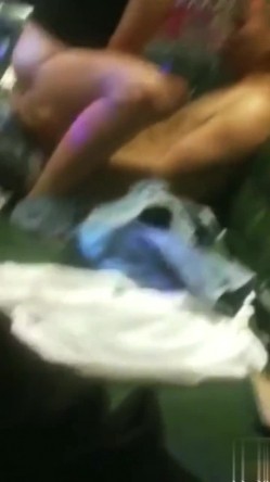 这才是同学聚会该有的样子 裤子脱了搞一下 应该没有摄像头 我从来没有看过这样搞的 另两个妹子不淡定了 截图16