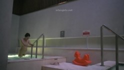 【极品偷拍】国内『温泉会所』贴脸偷拍沐浴更衣泳池戏水 超多美女良家少妇近距离接触 截图7