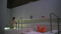 【极品偷拍】国内『温泉会所』贴脸偷拍沐浴更衣泳池戏水 超多美女良家少妇近距离接触 截图9