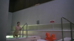 【极品偷拍】国内『温泉会所』贴脸偷拍沐浴更衣泳池戏水 超多美女良家少妇近距离接触 截图14