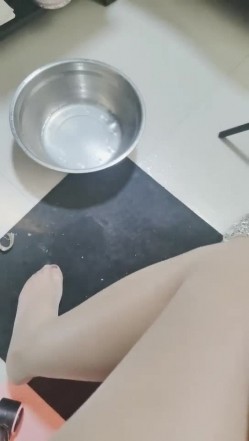 推荐，玩得就是心跳，【了了】，美女戴着跳蛋，坐公交车，户外露出，大黑牛喷水，真实刺激紧张不已，有意思 截图1