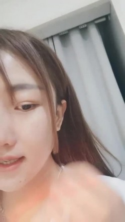 推荐，玩得就是心跳，【了了】，美女戴着跳蛋，坐公交车，户外露出，大黑牛喷水，真实刺激紧张不已，有意思 截图6