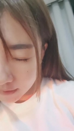 推荐，玩得就是心跳，【了了】，美女戴着跳蛋，坐公交车，户外露出，大黑牛喷水，真实刺激紧张不已，有意思 截图7
