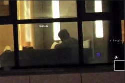 【五星级酒店窗外偷拍】，高挑御姐，喜欢被男友扇巴掌，在沙发上69玩的不亦乐乎，最后好像被颜射了 截图1
