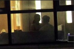 【五星级酒店窗外偷拍】，高挑御姐，喜欢被男友扇巴掌，在沙发上69玩的不亦乐乎，最后好像被颜射了 截图2
