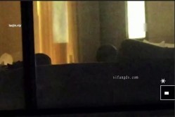 【五星级酒店窗外偷拍】，高挑御姐，喜欢被男友扇巴掌，在沙发上69玩的不亦乐乎，最后好像被颜射了 截图3