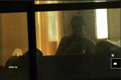 【五星级酒店窗外偷拍】，高挑御姐，喜欢被男友扇巴掌，在沙发上69玩的不亦乐乎，最后好像被颜射了 截图7