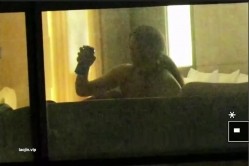 【五星级酒店窗外偷拍】，高挑御姐，喜欢被男友扇巴掌，在沙发上69玩的不亦乐乎，最后好像被颜射了 截图13