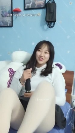 【可爱的小骚】洛阳的19岁萌妹子在石家庄可约，开个房自慰受不了尿急，被男友连续干了两炮，人美逼肥叫声骚对白淫荡挑逗 截图2
