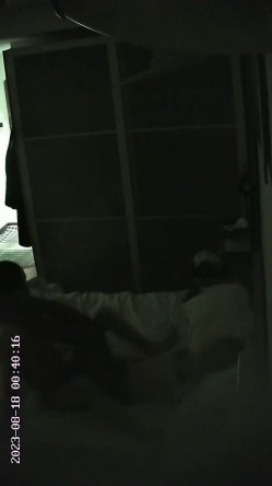 民宿酒店偷拍 ️年轻情侣做爱妹子水很多每次啪啪很大的水声 截图4
