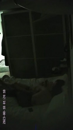 民宿酒店偷拍 ️年轻情侣做爱妹子水很多每次啪啪很大的水声 截图8