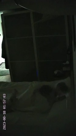 民宿酒店偷拍 ️年轻情侣做爱妹子水很多每次啪啪很大的水声 截图11