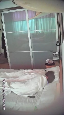 民宿酒店偷拍 ️年轻情侣做爱妹子水很多每次啪啪很大的水声 截图13