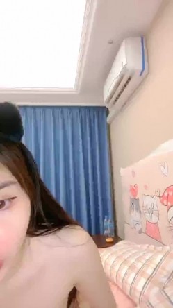 00后卡哇伊美少女浴室洗澡白皙奶子，湿身诱惑掰穴特写毛毛浓密，洗完澡床上玩特写粉穴，抬起双腿让你看清楚 截图5