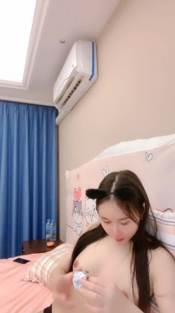 00后卡哇伊美少女浴室洗澡白皙奶子，湿身诱惑掰穴特写毛毛浓密，洗完澡床上玩特写粉穴，抬起双腿让你看清楚 截图6