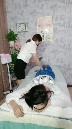 给女顾客催情逼逼上药玩双飞，淫荡的按摩店少妇享受技师的按摩服务，揉奶玩逼欲火焚身被小哥轮草抽插叫的好骚 截图1