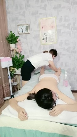 给女顾客催情逼逼上药玩双飞，淫荡的按摩店少妇享受技师的按摩服务，揉奶玩逼欲火焚身被小哥轮草抽插叫的好骚 截图4