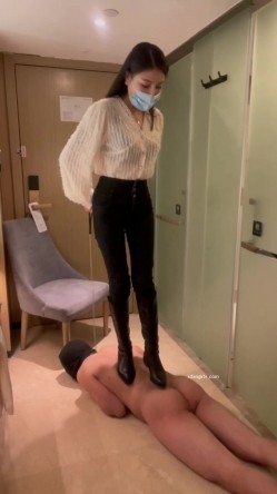 【国产黄金系列】清纯露脸女神，调教狗奴全裸骑马，，屁股真性感，黄金圣水赏赐，54分钟淫语唠个不停，大量对白！ 截图4