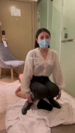 【国产黄金系列】清纯露脸女神，调教狗奴全裸骑马，，屁股真性感，黄金圣水赏赐，54分钟淫语唠个不停，大量对白！ 截图10