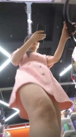 【空城原创】超短连衣裙美少妇逛商场这么短这么宽松也不打底微透白内包裹肥臀前C黑森林 截图15
