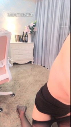 超高颜值 身材很棒有肉感的女神 穿上黑丝 精尽人亡的节奏啊 截图8