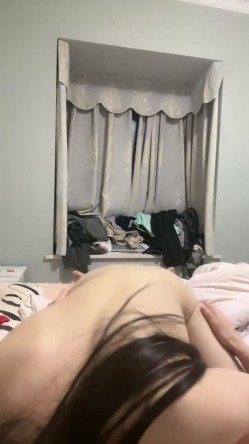 邻家小妹身材不错颜值很高跟小哥激情啪啪，口交大鸡巴让小哥舔逼，无套抽插激情上位，浪叫不止表情好骚刺激 截图1