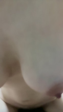 邻家小妹身材不错颜值很高跟小哥激情啪啪，口交大鸡巴让小哥舔逼，无套抽插激情上位，浪叫不止表情好骚刺激 截图11