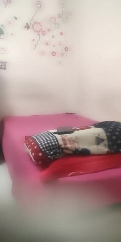 渣男暗拍小姐上门服务，躺床上等娘们伺候，小婊子有点韵味服务不错奶子很大口活很棒，压在身下爆草内射5 截图2