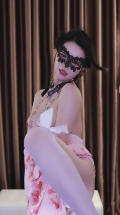 网易CC骚主播【温凉】S大长腿好身材，奶圆逼黑，大尺度道具自慰，叫春悦耳，裸舞诱惑 截图9