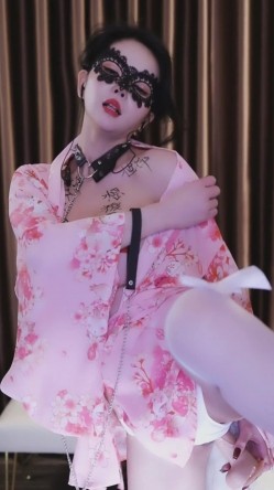 网易CC骚主播【温凉】S大长腿好身材，奶圆逼黑，大尺度道具自慰，叫春悦耳，裸舞诱惑 截图11