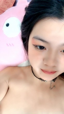 穿紫色丝袜的小姨子全程露脸被小哥无情蹂躏，口活大鸡巴站立后入玩着骚奶子爆草，激情上位无套抽插内射中出 截图8
