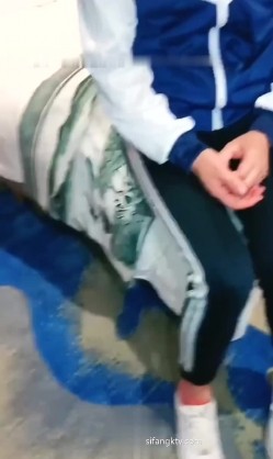 【剧情演绎破处】还穿着校服妹子要买4999的手机，老哥直接给了五千现金，代价就是破她的初夜，把妹子弄疼哭了，一片红还内射 截图2