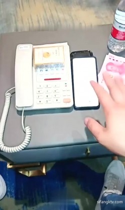 【剧情演绎破处】还穿着校服妹子要买4999的手机，老哥直接给了五千现金，代价就是破她的初夜，把妹子弄疼哭了，一片红还内射 截图3