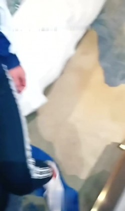 【剧情演绎破处】还穿着校服妹子要买4999的手机，老哥直接给了五千现金，代价就是破她的初夜，把妹子弄疼哭了，一片红还内射 截图4