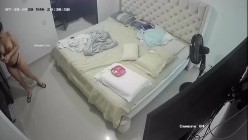 家庭摄像头破解偸拍各种百合女私下如何性爱抠、磨、吸、道具玩的也很满足 截图8