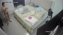 家庭摄像头破解偸拍各种百合女私下如何性爱抠、磨、吸、道具玩的也很满足 截图9