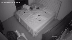家庭摄像头破解偸拍各种百合女私下如何性爱抠、磨、吸、道具玩的也很满足 截图16