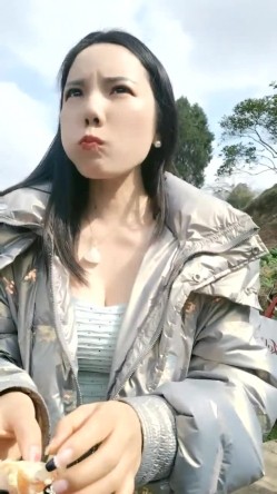 重磅核弹！！！极品御姐玩户外~【不烧退钱】真空马路裸露~小树林全裸跳蛋~ 截图7