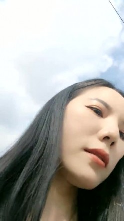 重磅核弹！！！极品御姐玩户外~【不烧退钱】真空马路裸露~小树林全裸跳蛋~ 截图15