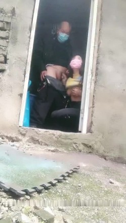 《会所女技师》不畏疫情街头勾搭80岁大爷打飞机进了一家水果店老板怕死得要命叫来两个朋友一块耍 截图1