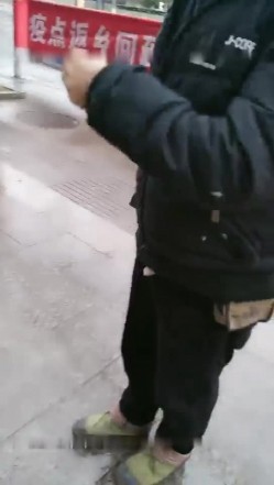 《会所女技师》不畏疫情街头勾搭80岁大爷打飞机进了一家水果店老板怕死得要命叫来两个朋友一块耍 截图4