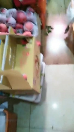 《会所女技师》不畏疫情街头勾搭80岁大爷打飞机进了一家水果店老板怕死得要命叫来两个朋友一块耍 截图8