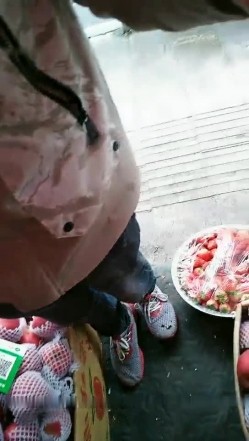 《会所女技师》不畏疫情街头勾搭80岁大爷打飞机进了一家水果店老板怕死得要命叫来两个朋友一块耍 截图10