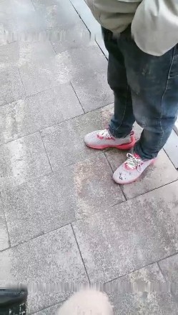 《会所女技师》不畏疫情街头勾搭80岁大爷打飞机进了一家水果店老板怕死得要命叫来两个朋友一块耍 截图11