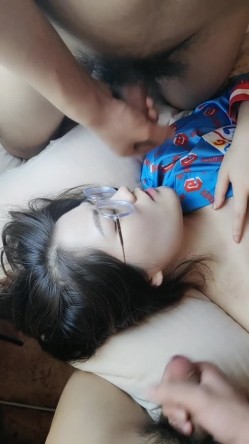 被3个男人精液灌溉的极品少妇，全程露脸让三个大鸡巴朝脸上撸，口爆吞精，淫语调教小逼逼被草着嘴里吃鸡巴 截图5